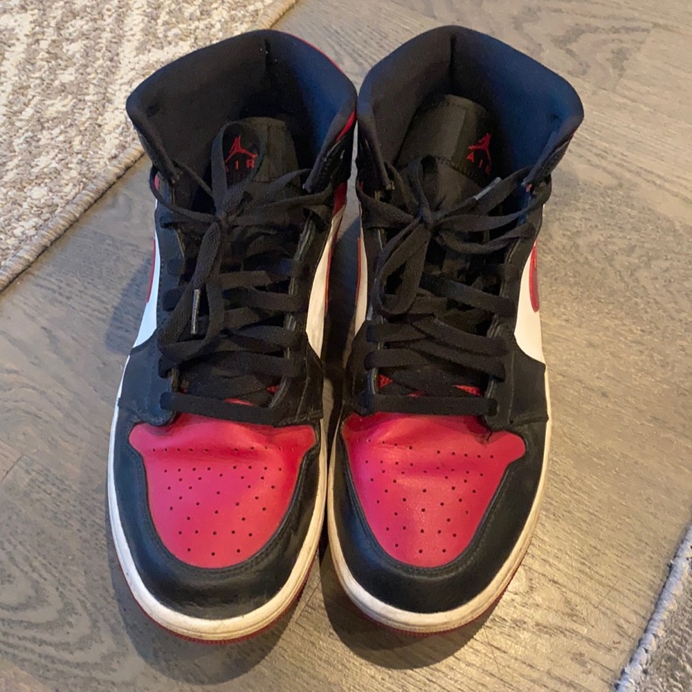 Ari Jordan 1 mix’s. Black, white and magenta red, classic colors. Size 11